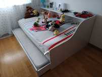 Cama com gaveta e prateleiras