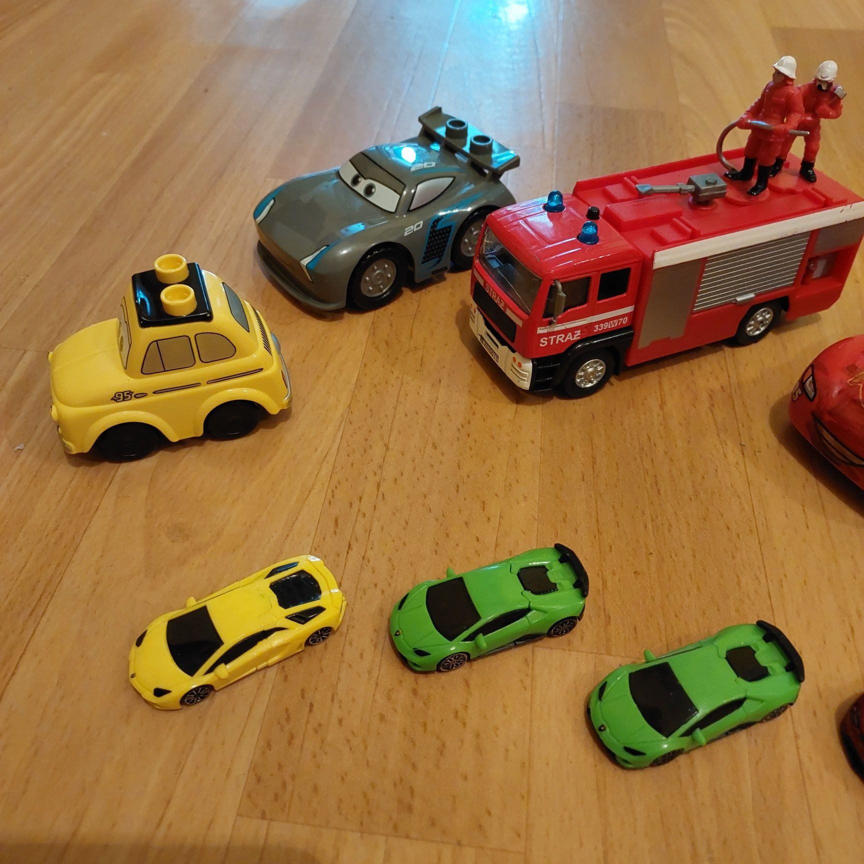 Zabawki autka i wóz strażacki 8 sztuk