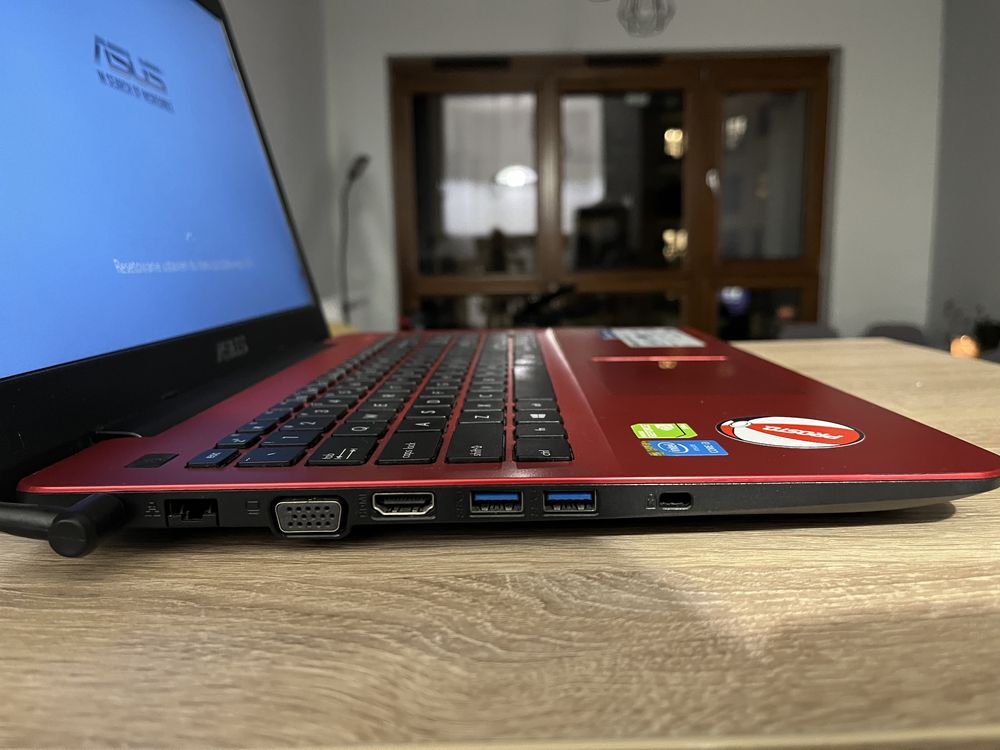 Laptop ASUS R556L Win 10