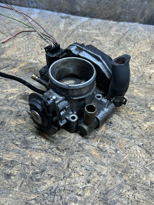 Дросельна заслонка Volkswagen Passat  B5 1.6 1.8