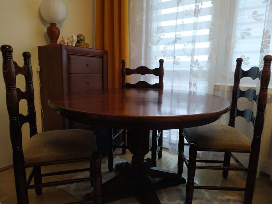 Stół dębowy z czterema krzesłami