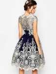 Sukienka Chi Chi London must have granatowa haftowana midi wesele
