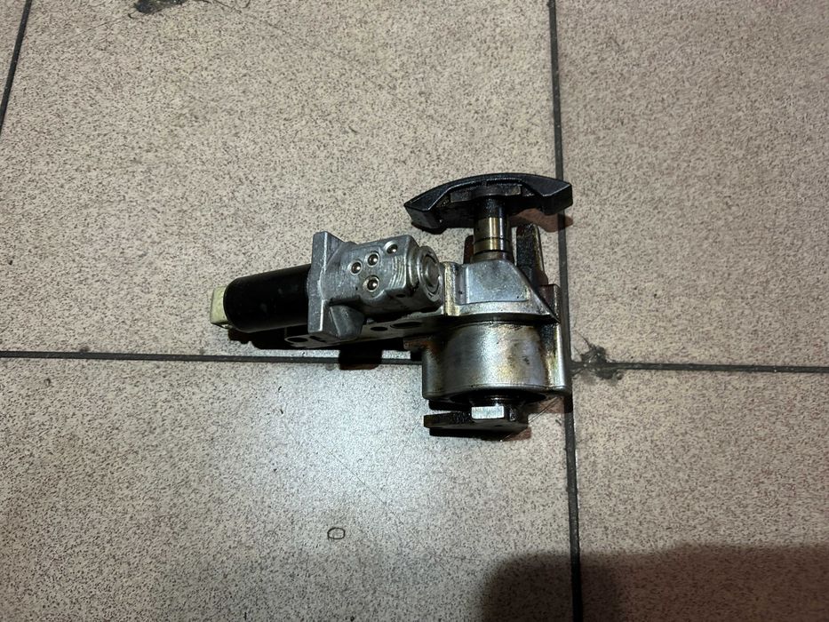 Napinacz prawy łańcucha wałków rozrządu audi a4 a6 c5 2.4 2.7 2.8