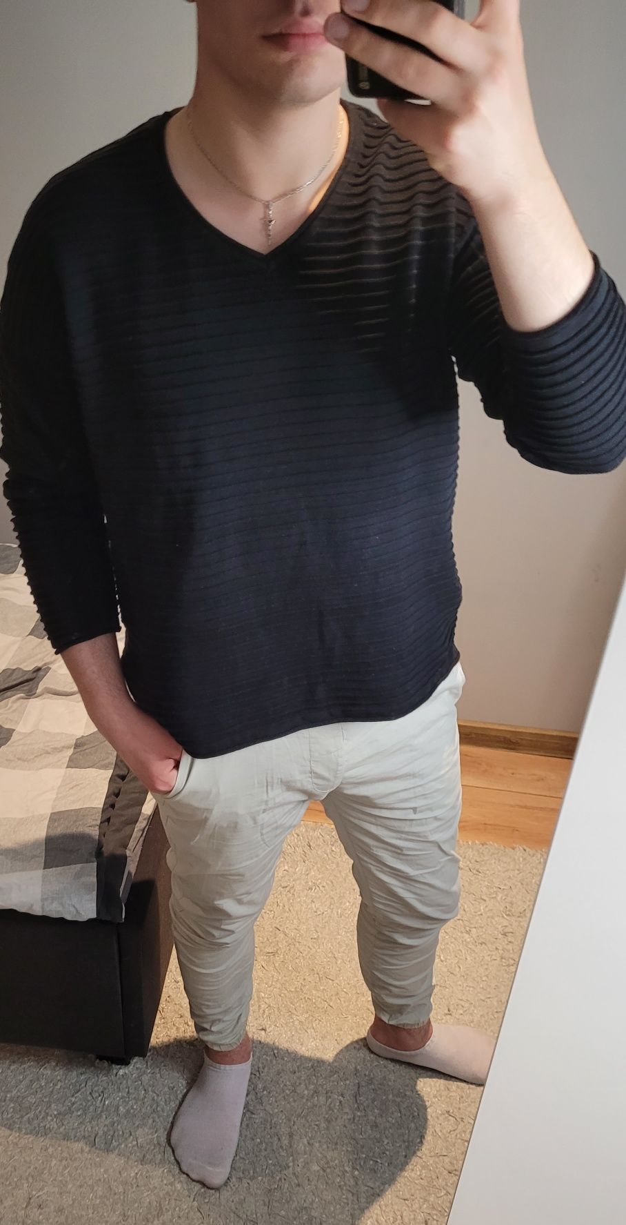 Czarny sweter w serek rozmiar M/L
