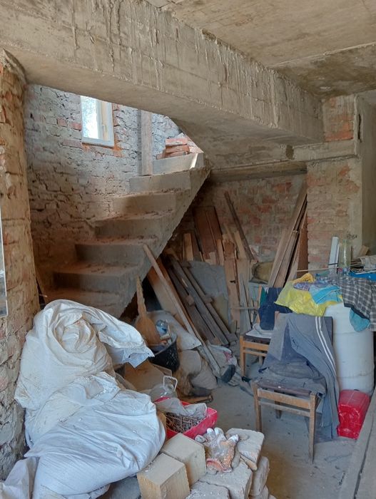 Гараж в центральній частині міста.(5-ий коопер.,)двох поверх. Недобудо