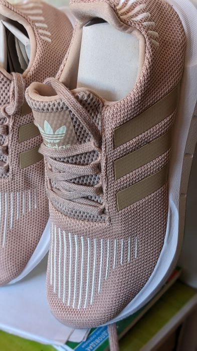 Кросівки жіночі Adidas розмір 40.5