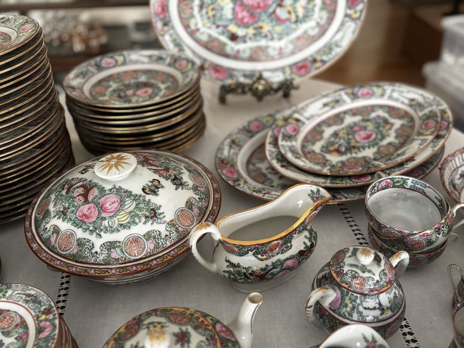 Serviço porcelana chinesa Macau – Rose Medallion (154 peças, 50 anos)