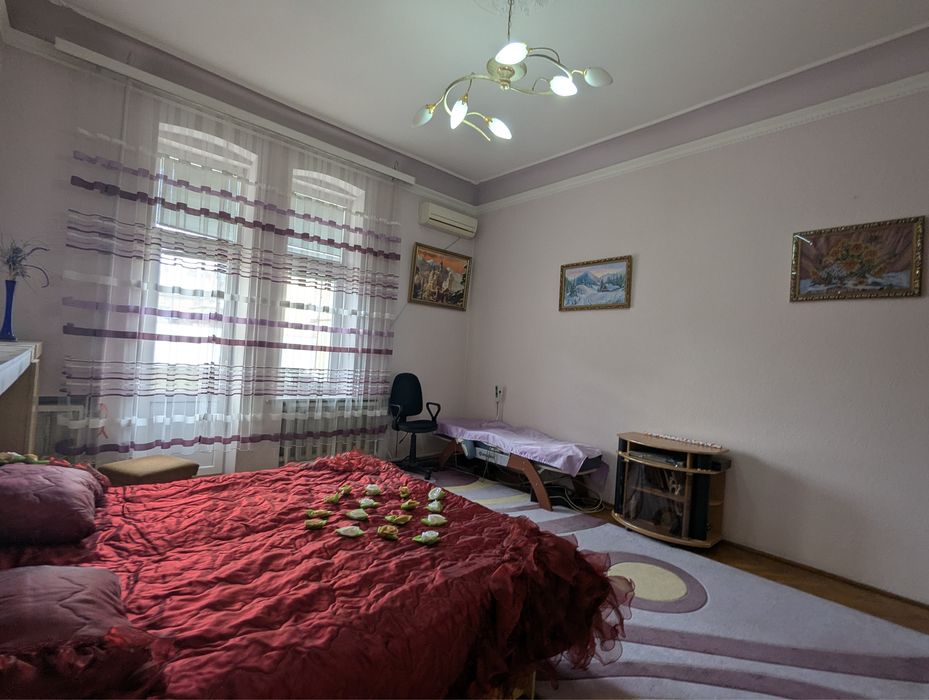 Продається велика квартира в центрі міста