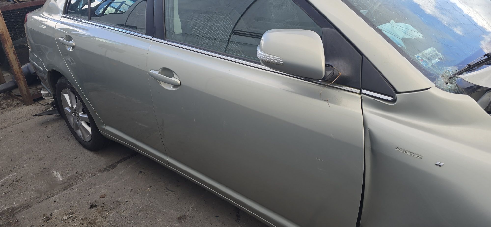 Drzwi  klapa 6T1 silnik 2.0 skrzynia biegów  Toyota Avensis T25 części
