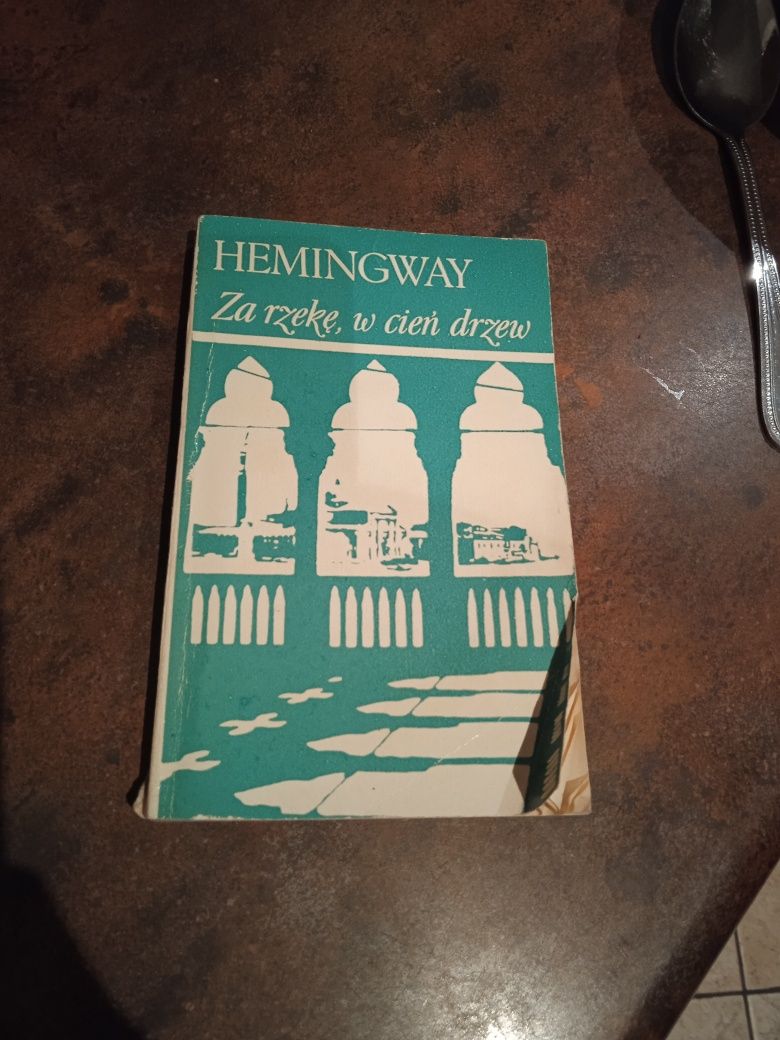 Ernest Hemingway Za rzekę, w cień drzew PIW 1966