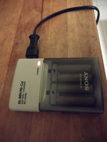 Carregador de pilhas Sony AA e AAA