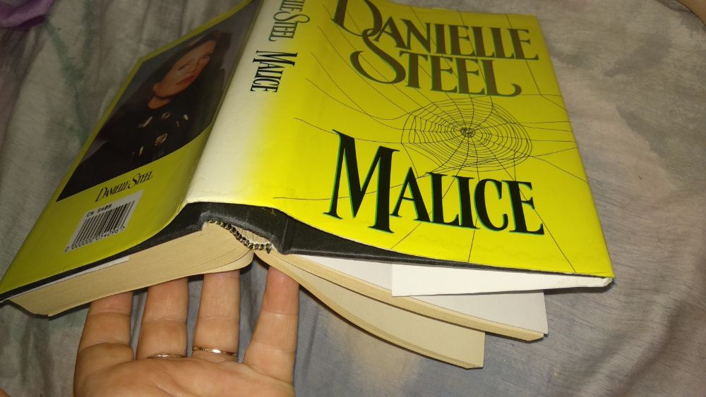 книга на английском языке роман danielle steel malice
