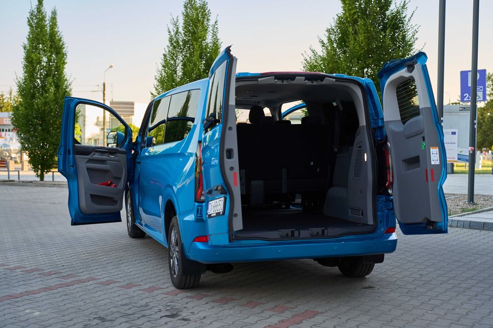 Wynajem Busa 9 osobowego. Ford Transit Custom. MATRIX LED 2025r.