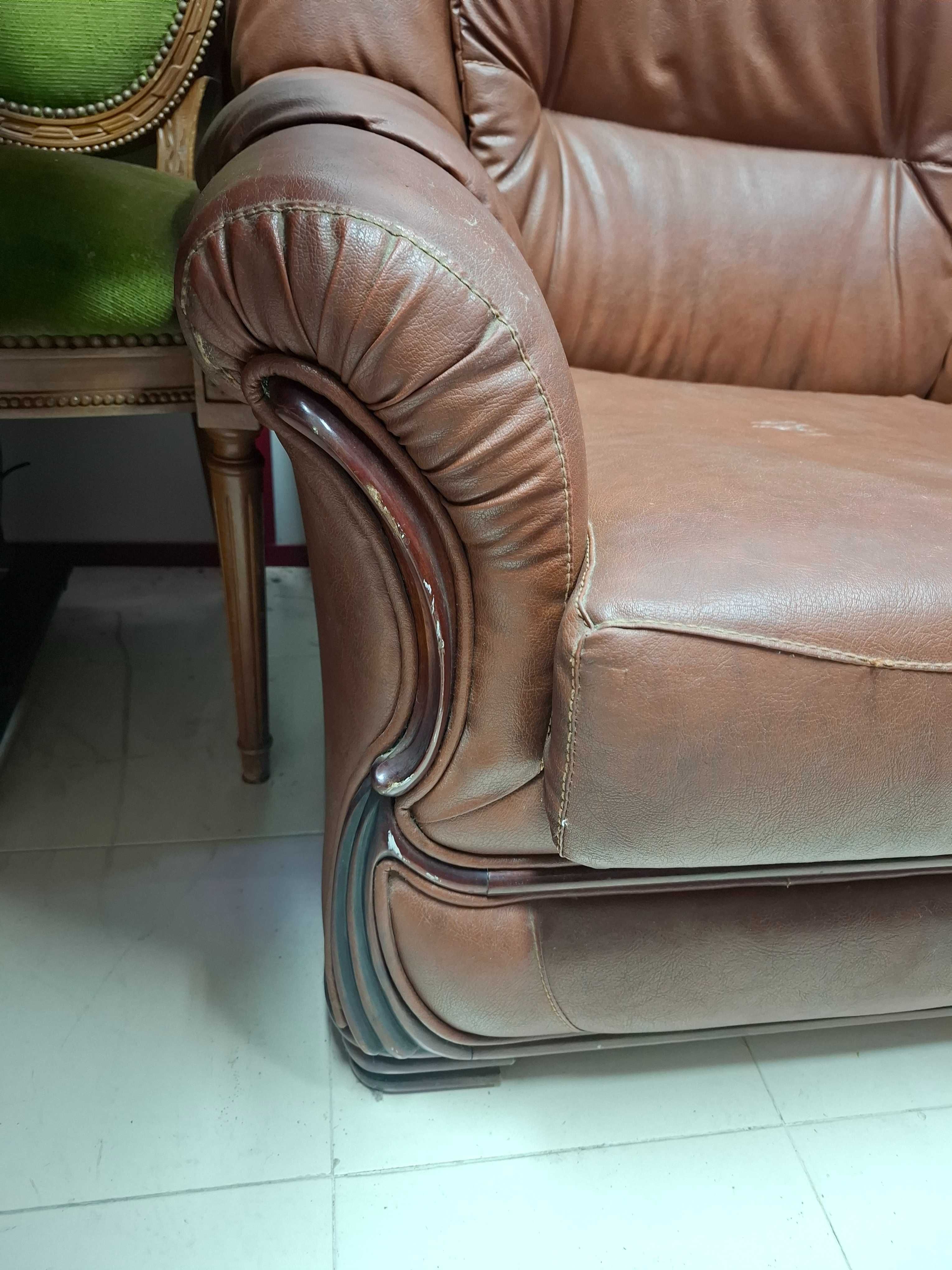 Sofá pele de 3 lugares com cama