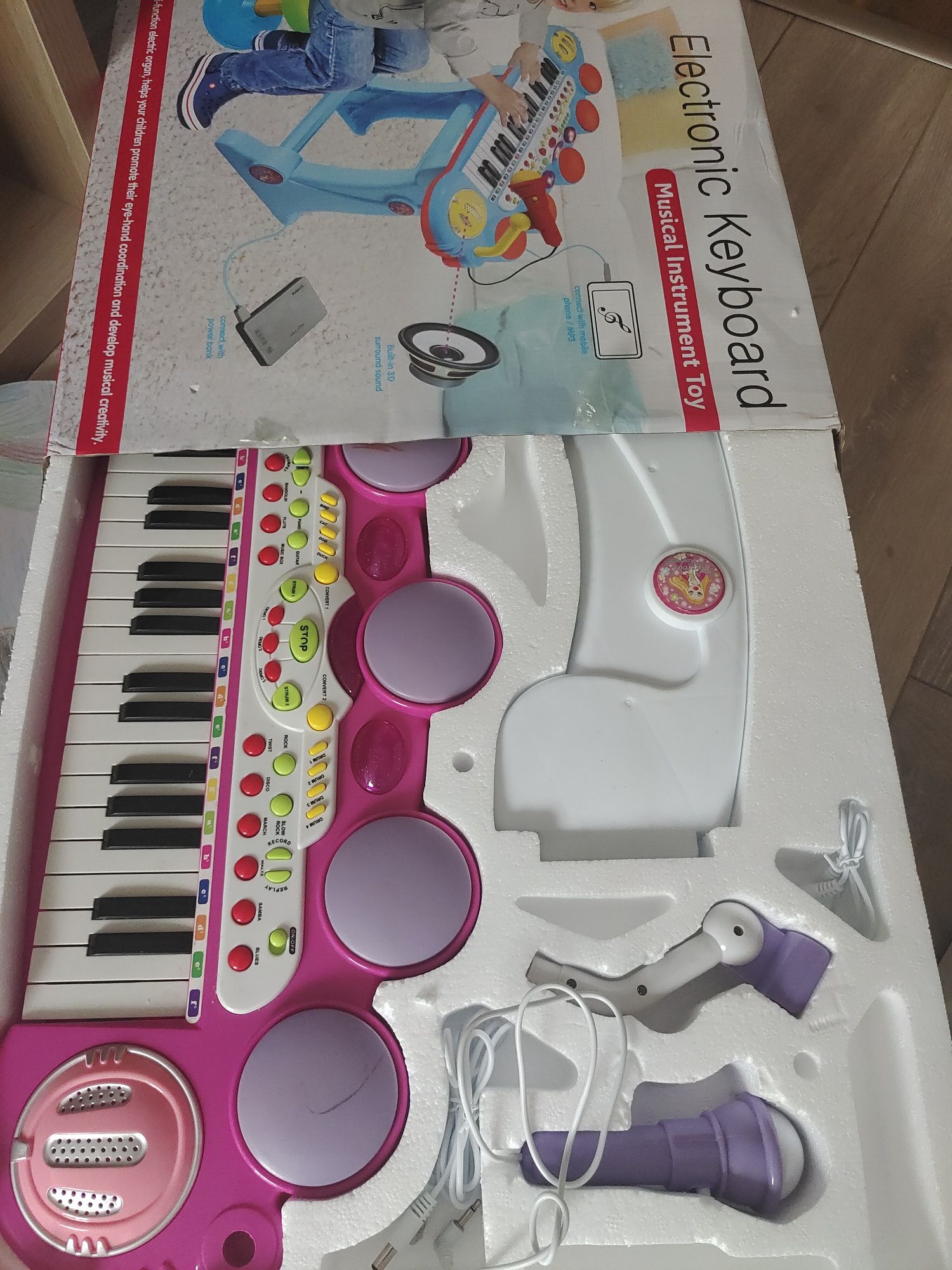 Uszkodzone pianino (na części)