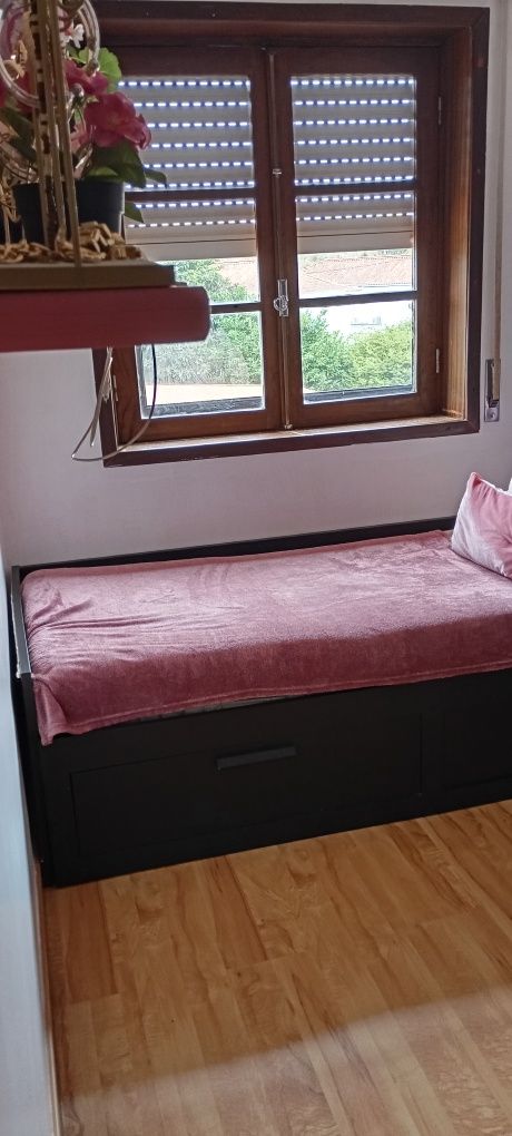 Cama solteiro do IKEA  com gavetas de arrumação