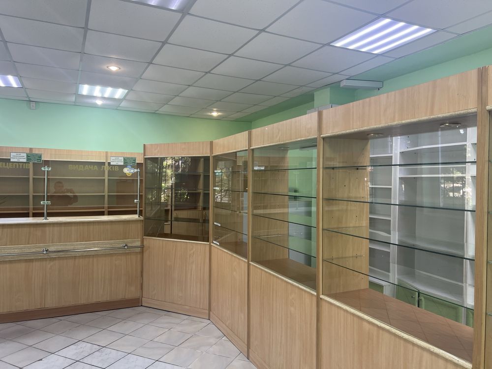 Меблі : стелажі, вітрини, шафи, торгівельна стійка.