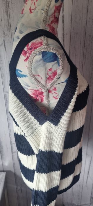 Sweter w paski wycięcia na ramionach