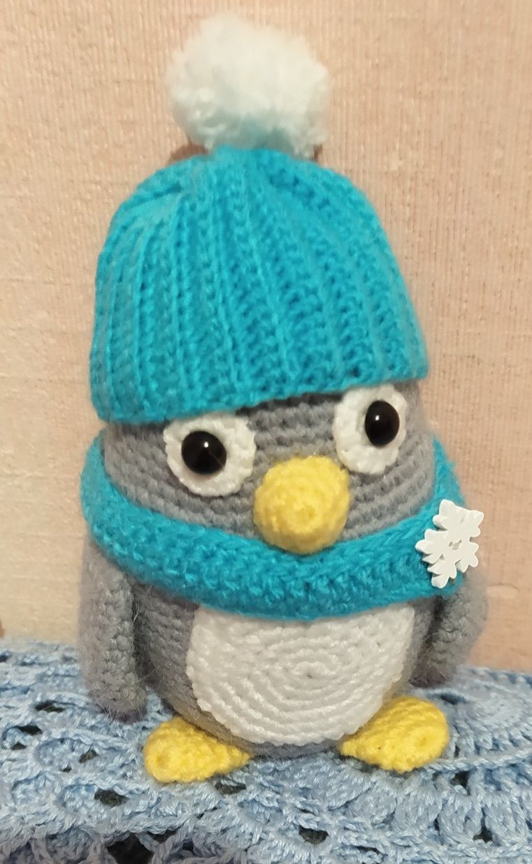 Пингвин в шапке новогодний