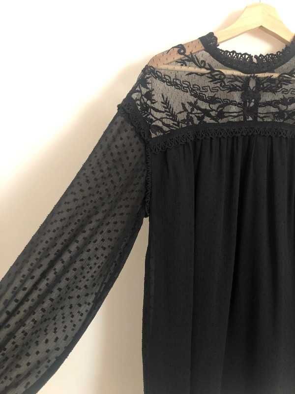 Vestido preto, com transparência