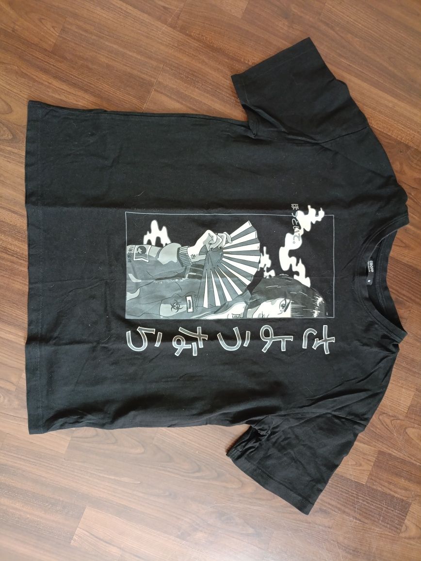 Czarna bluzka t-shirt z motywem mangi anime formy Cropp. Rozmiar M.
