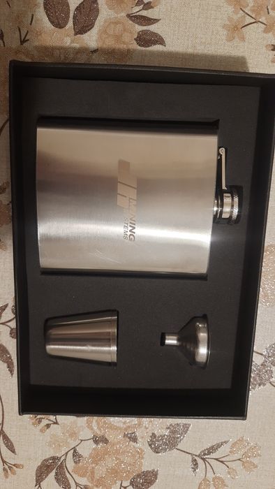 Подарочный набор фляга для алкоголя и 2 стопки