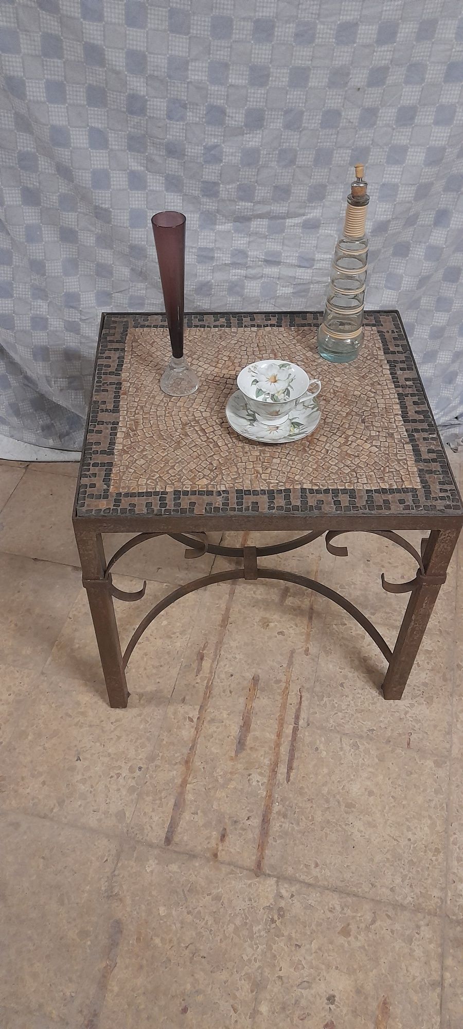 Mesa baixa de ferro