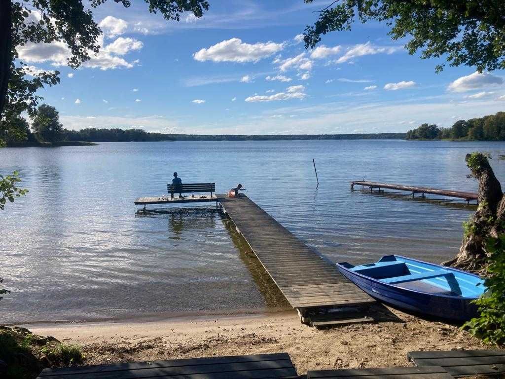 Domek nad jeziorem na Mazurach z linią brzegową