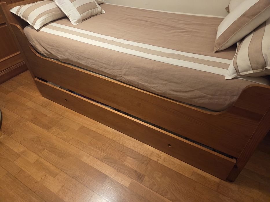 Cama de madeira maciça
