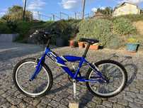 Bicicleta com algumas marcas de uso