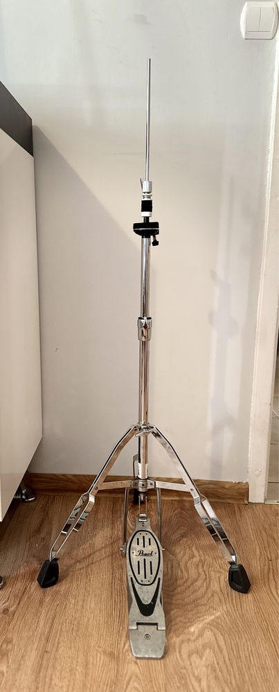 Statyw pod hi-hat Pearl H-790 i taleze do perkusji.