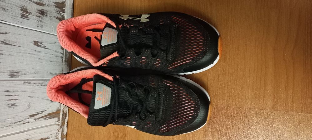 Кросівки жіночі для бігу UA 38,5