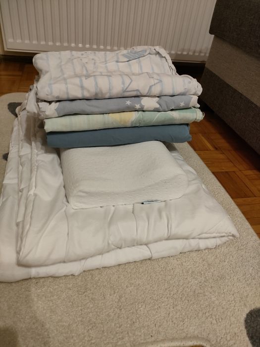 Komplet dziecięcy: kołdra 130x100 + poduszka + 4 komplety poscieli