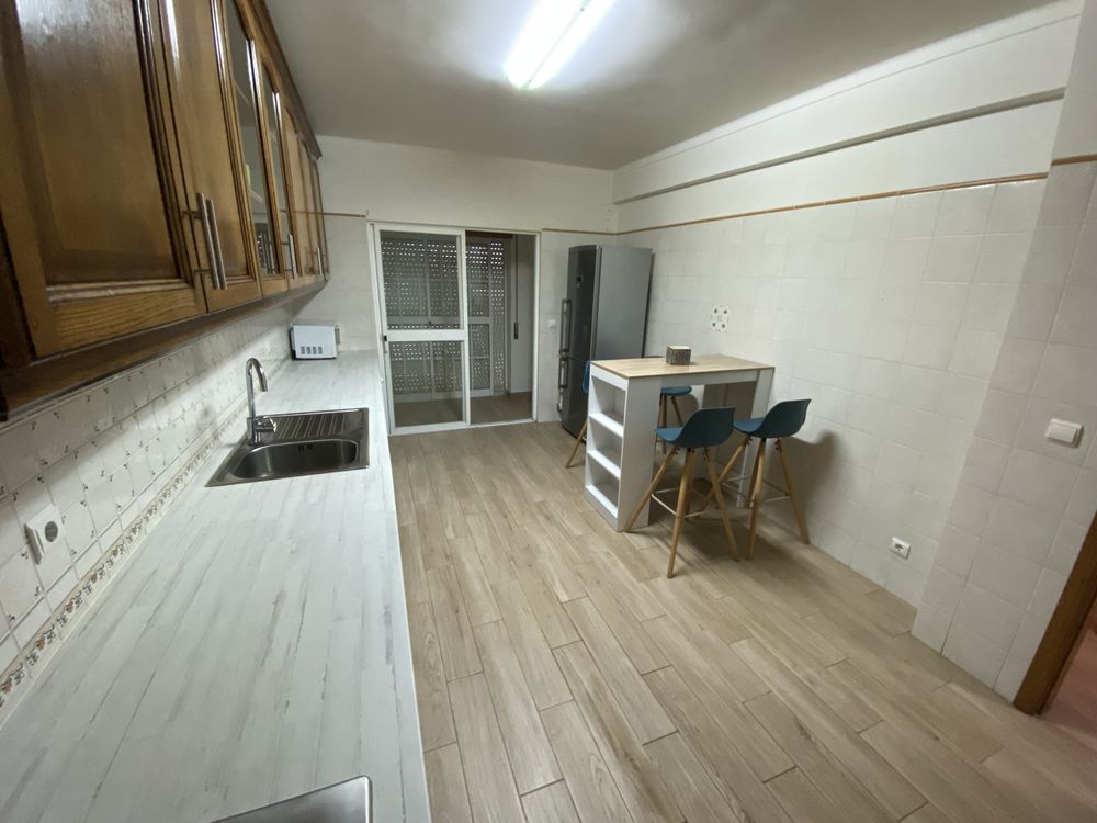 Casa em Peniche restaurada, toda equipada! Bem localizada! Boas areas