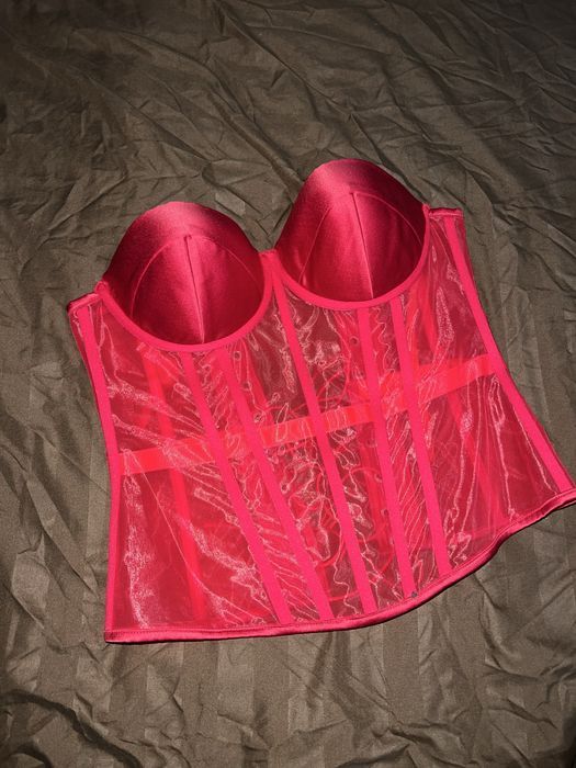 Корсет червоного кольору на шнурку