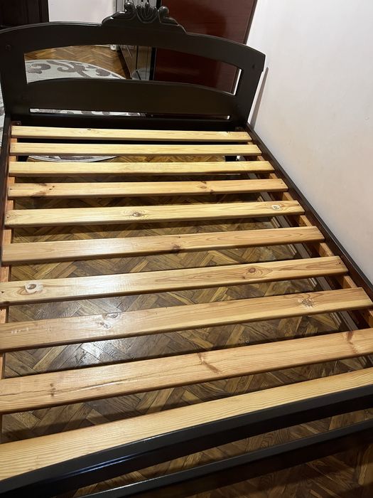 Продам деревʼяне ліжко