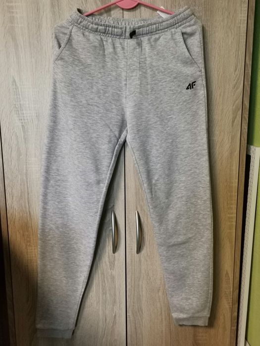 Spodnie  chłopięce dresowe 4F 158 cm