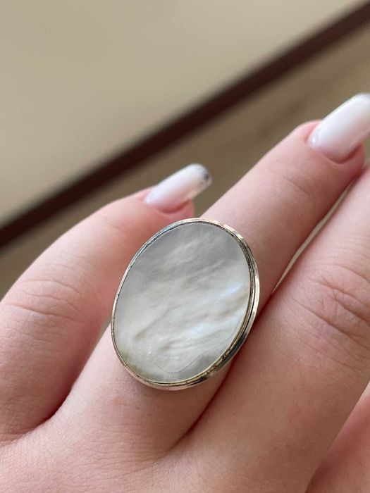 Кольцо с перламутром покрыто серебром.Размер 17.5