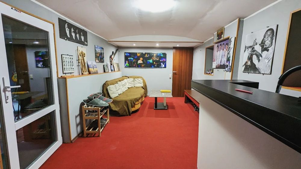 Уроки гри на гітарі, укулеле, електрогітара, бас-гітара.