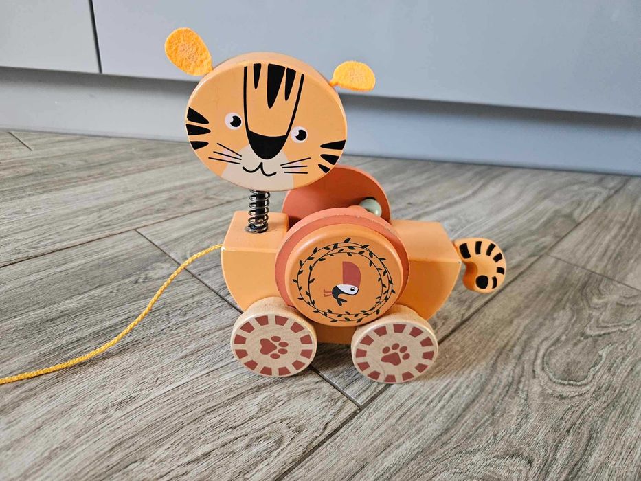 Tygrysek drewniany na sznureczku