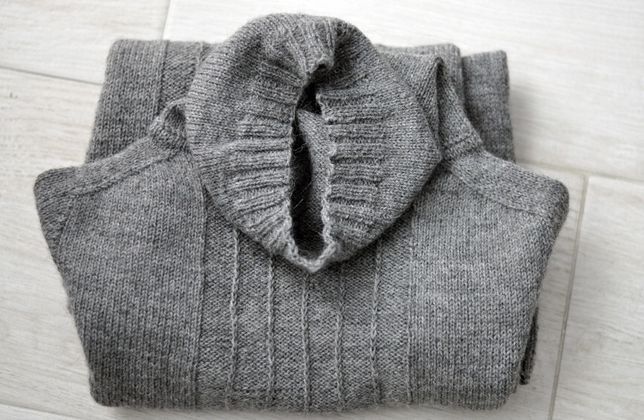 Вязаный серый свитер
