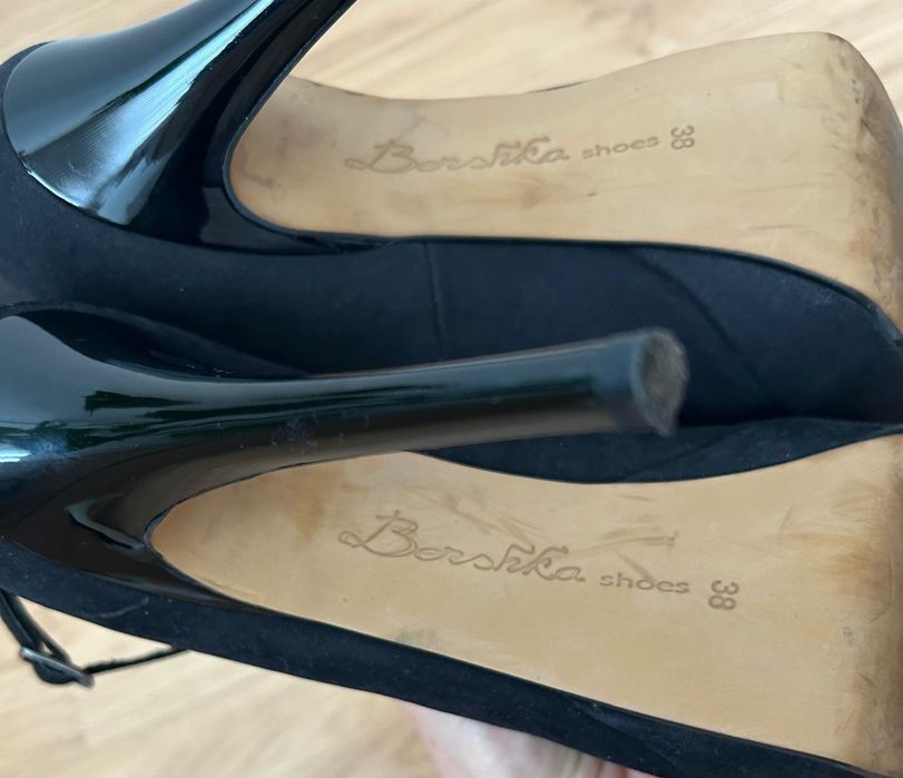 Sapatos pretos compensados de salto alto Bershka