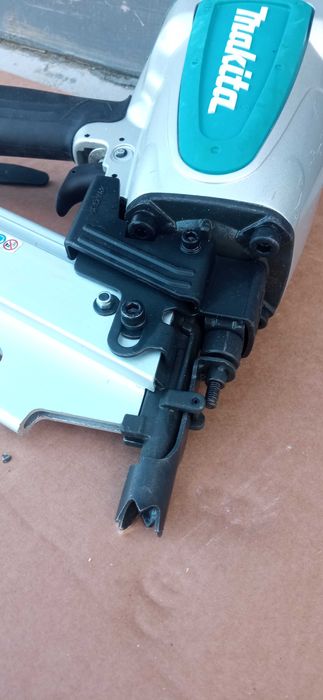 MAKITA Gwoździarka pneumatyczna 50-90 mm 8,3 bar kąt 21 °