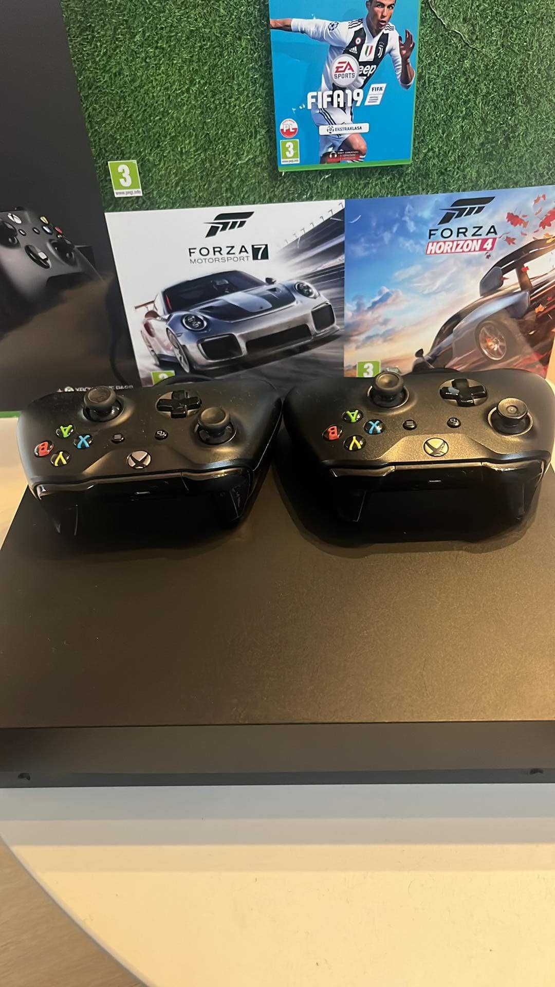 Sprzedam XBOX ONE X 1 TB + 2 pady