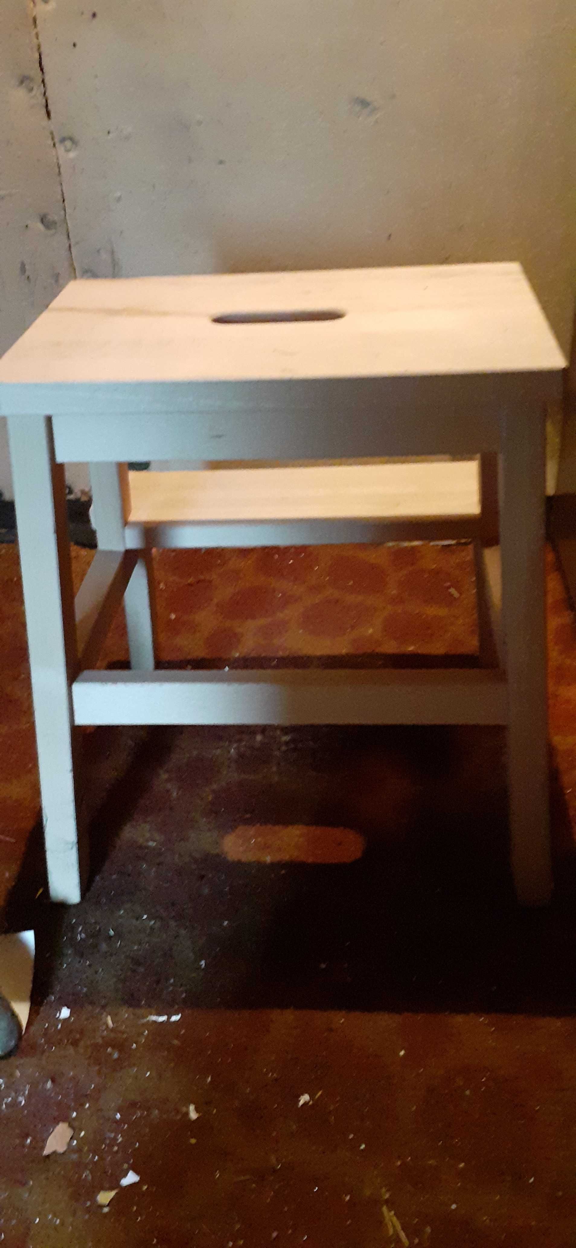 drewniany stołek-schodki