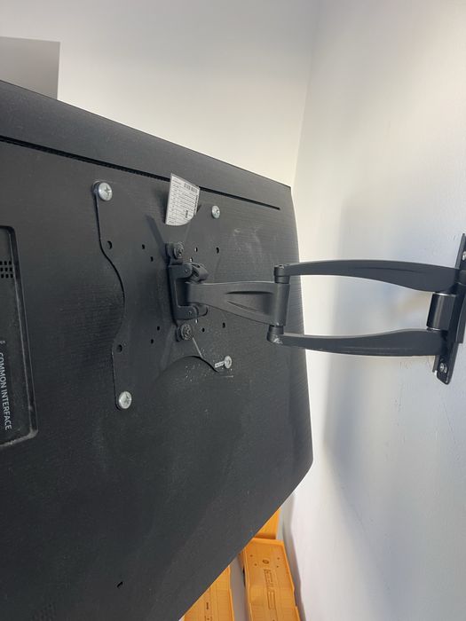 50€ Vendo TV SMART SANSUNG 40” com suporte de parede incluido