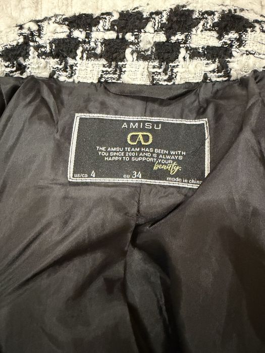 Костюм з спідниці та укороченого піджака