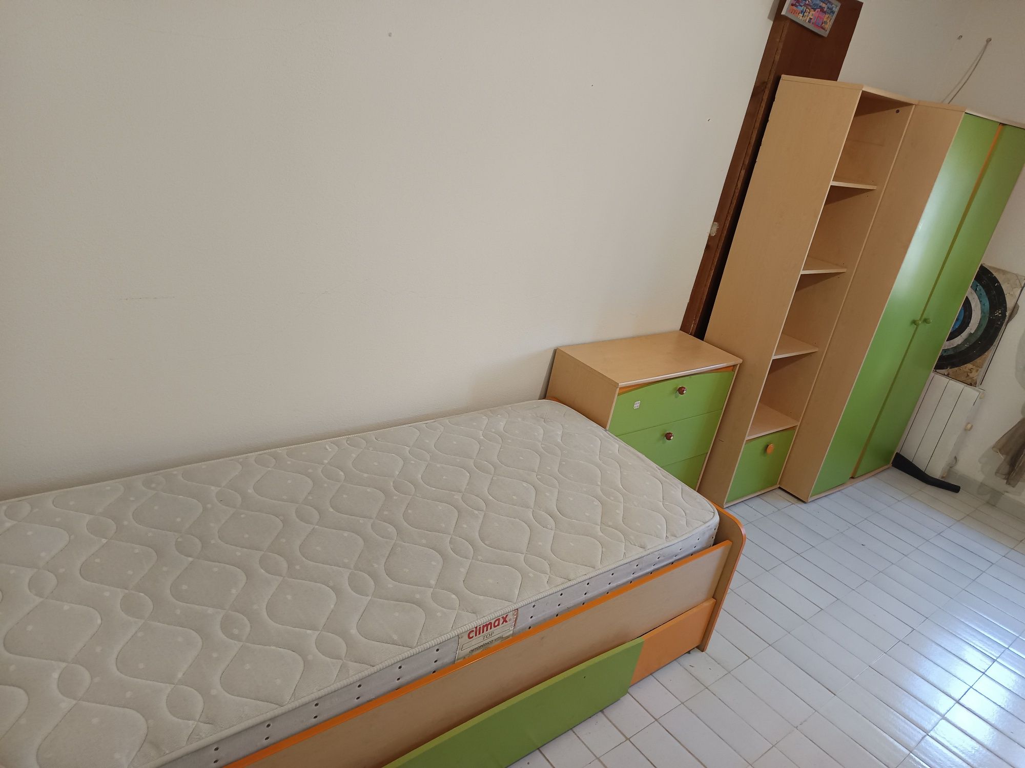 Mobila para quarto de  criança, cama, cómoda, armarios