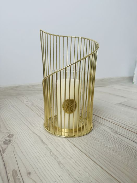 Złoty Świecznik Zara Home  z nową świecą w kolorze kremowym