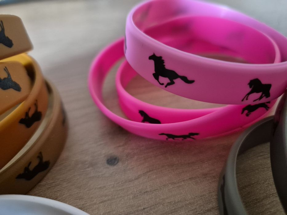 Bransoletki z końmi